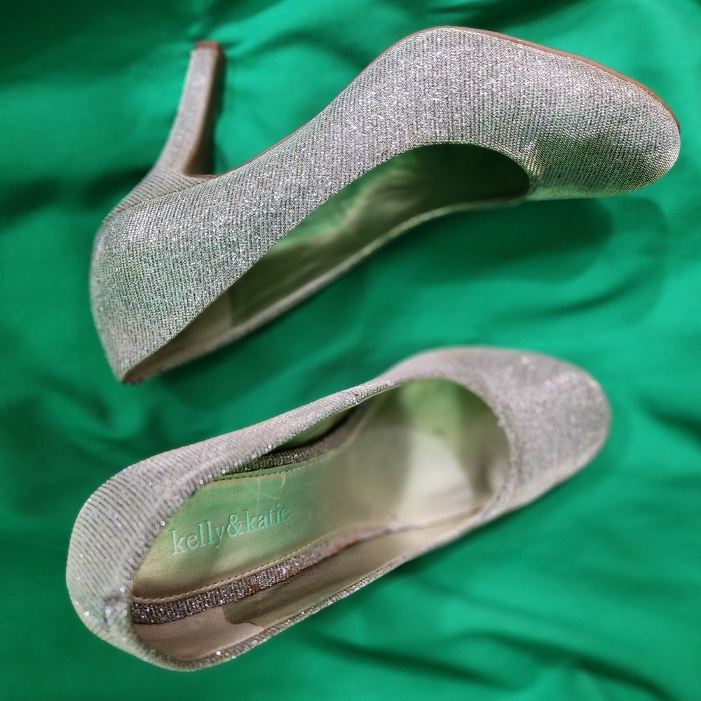 Women's Kelly & Katie, Size 9, Gold Glitter Shoes - EUC
